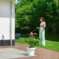 VONROC Automatische Slanghaspel – Incl. 25m Tuinslang, Aansluitslang, Spuitstuk, Koppelingen & Kraanaansluiting 13 VONROC Automatische Slanghaspel – Incl. 25m Tuinslang, Aansluitslang, Spuitstuk, Koppelingen & Kraanaansluiting -Tuin Kortingswinkel 1200x1200 1188