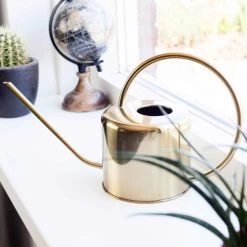 Kikkerland Vintage Gieter - Plantengieter Voor Binnen - Goud - 1,2L - Retro - Metaal 8 Kikkerland Vintage Gieter - Plantengieter Voor Binnen - Goud - 1,2L - Retro - Metaal -Tuin Kortingswinkel 1200x1200 1314