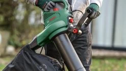 Bosch UniversalGardenTidy 3000 Bladblazer - Op Snoer - 3000 W -Tuin Kortingswinkel 1200x675 6