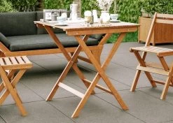 Bistro Set Hout Balkonset FSC – Patio Set Tuin – Houten Frans Tuinsetje – Kleine Tuinset – Complete Kleine Balkon Tafelset Met Gratis Bijzettafel – Hardhout FSC Balkonstoelen & Balkon Tafel - Tuintafel En Stoelen - Bistroset Van Hout – Balcony Set -Tuin Kortingswinkel 1200x857 1